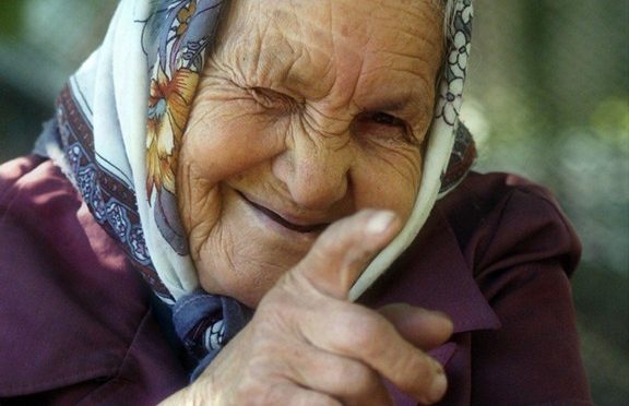 В маршрутке старушка долго и пристально смотрела на жующего жвачку мальчика...